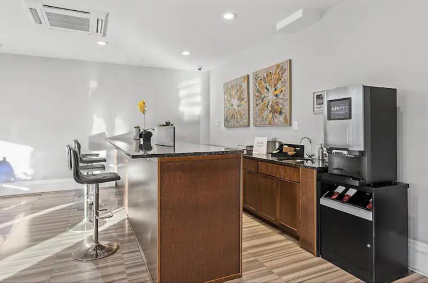 Palatial 1br W Rooftop Pool * Philadelphia