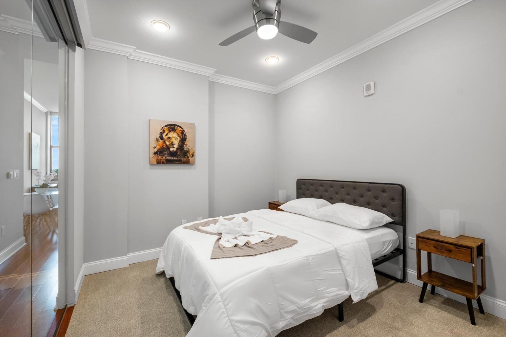 Palatial 1br W Rooftop Pool Apartment