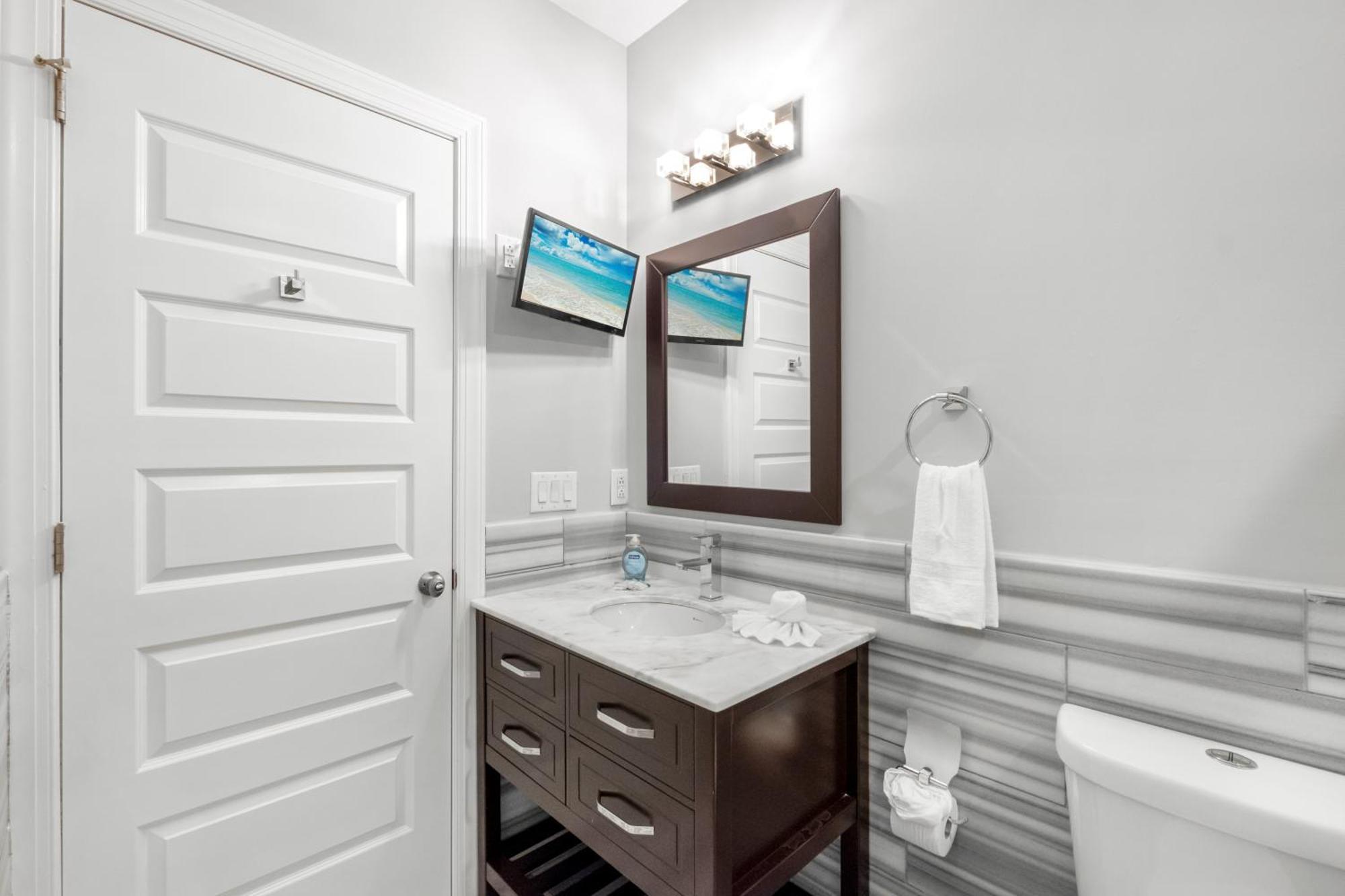 Palatial 1br W Rooftop Pool * Philadelphia