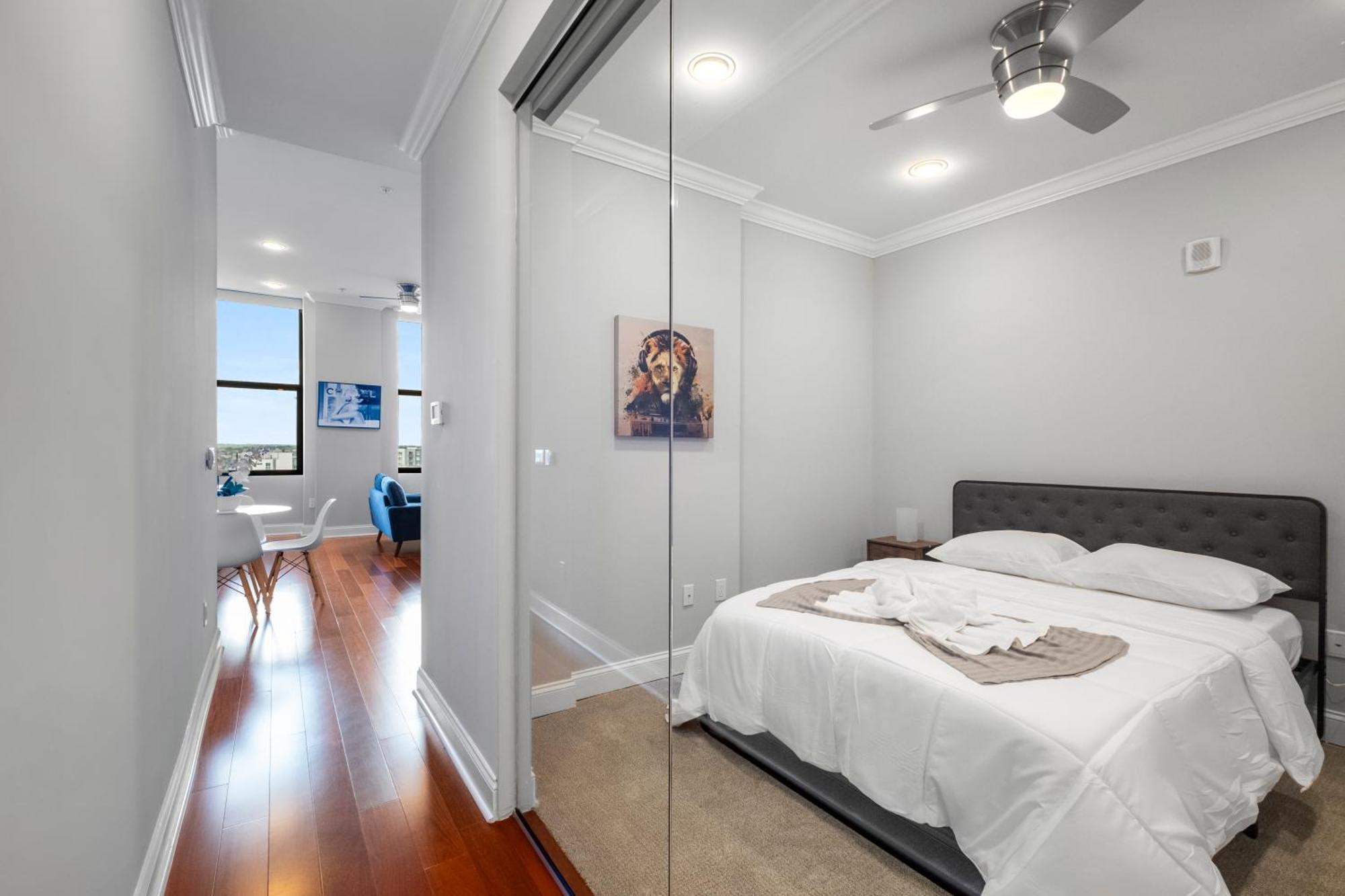 Palatial 1br W Rooftop Pool Apartment