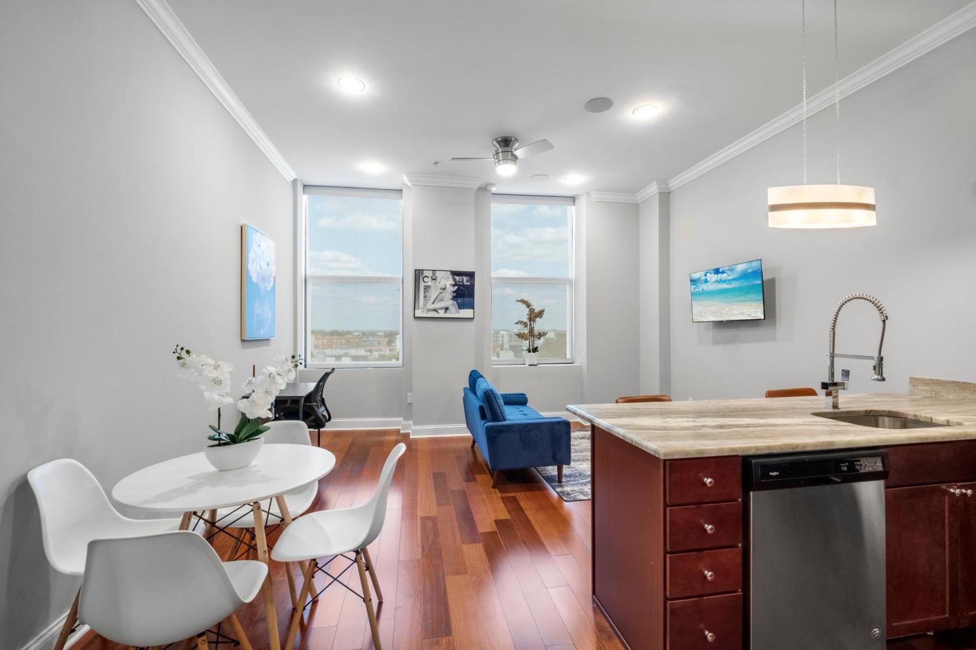 Palatial 1br W Rooftop Pool Apartment