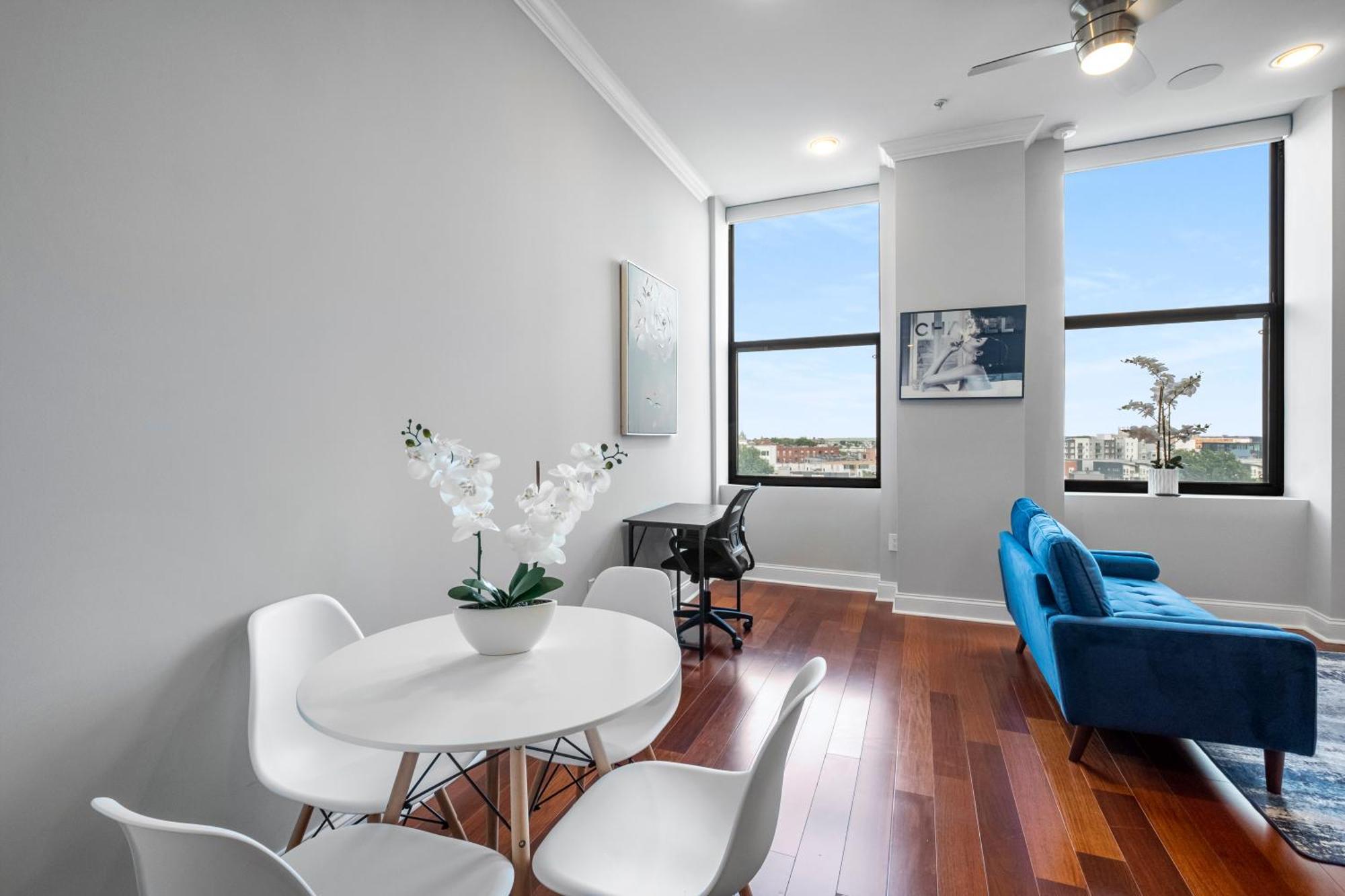 Palatial 1br W Rooftop Pool Apartment