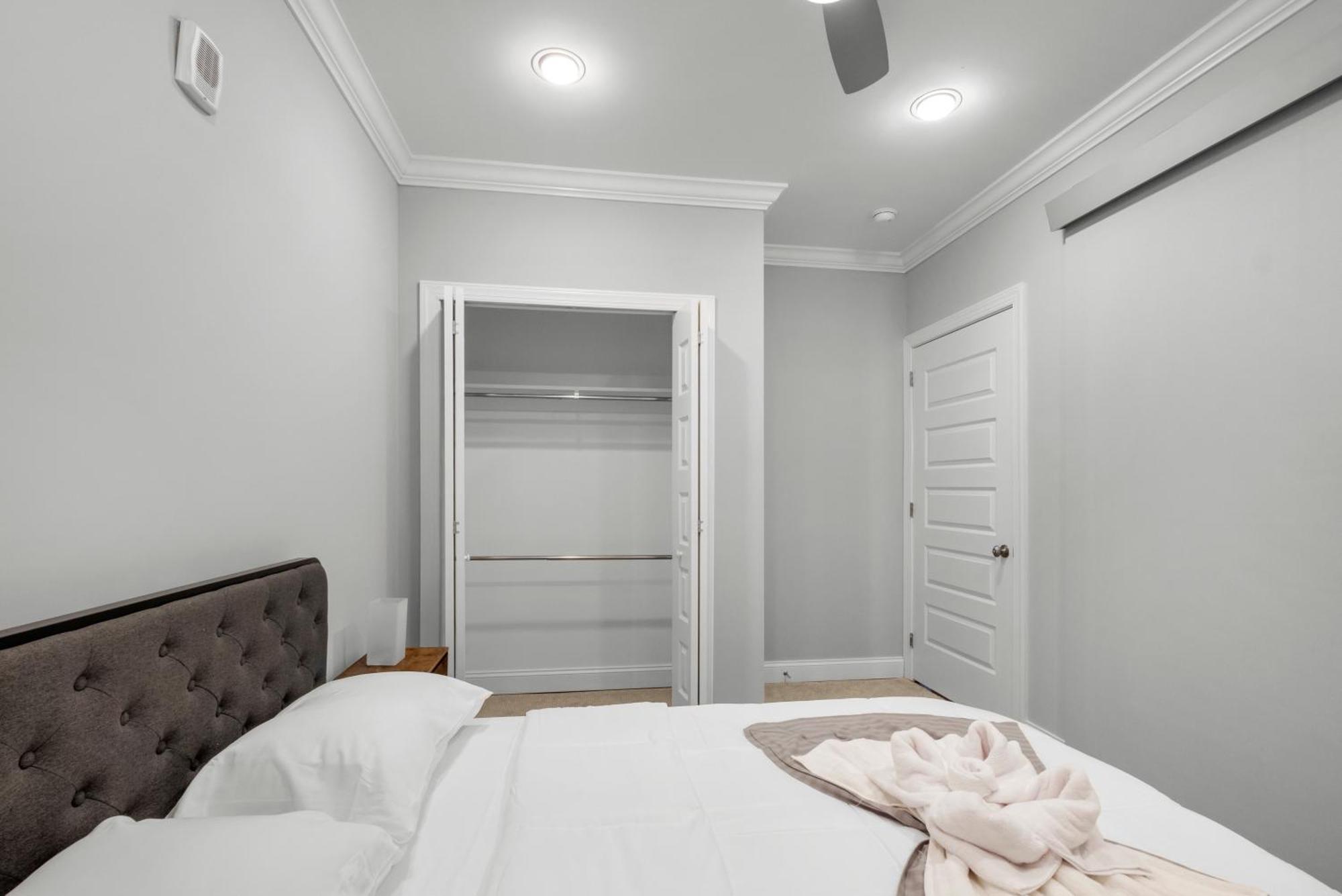 Palatial 1br W Rooftop Pool Apartment *