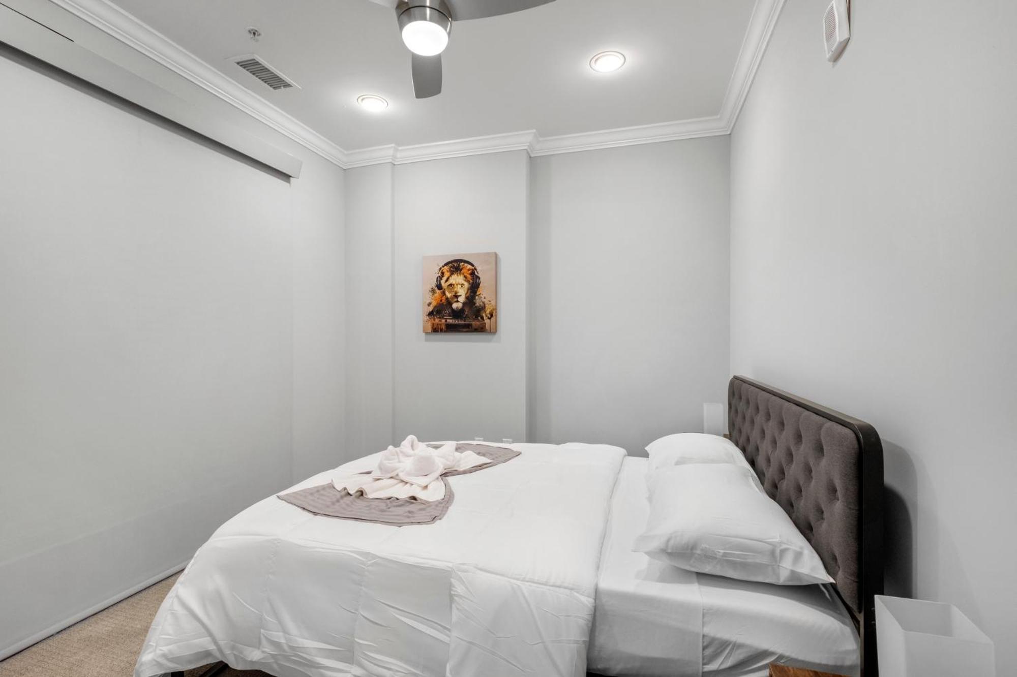 Palatial 1br W Rooftop Pool Apartment