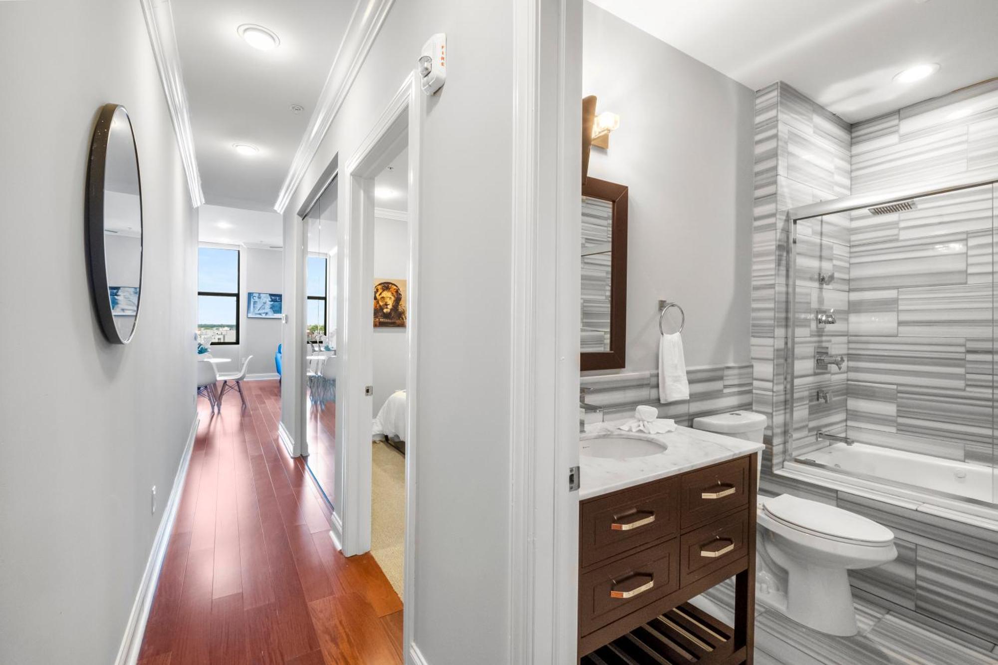 Palatial 1br W Rooftop Pool *