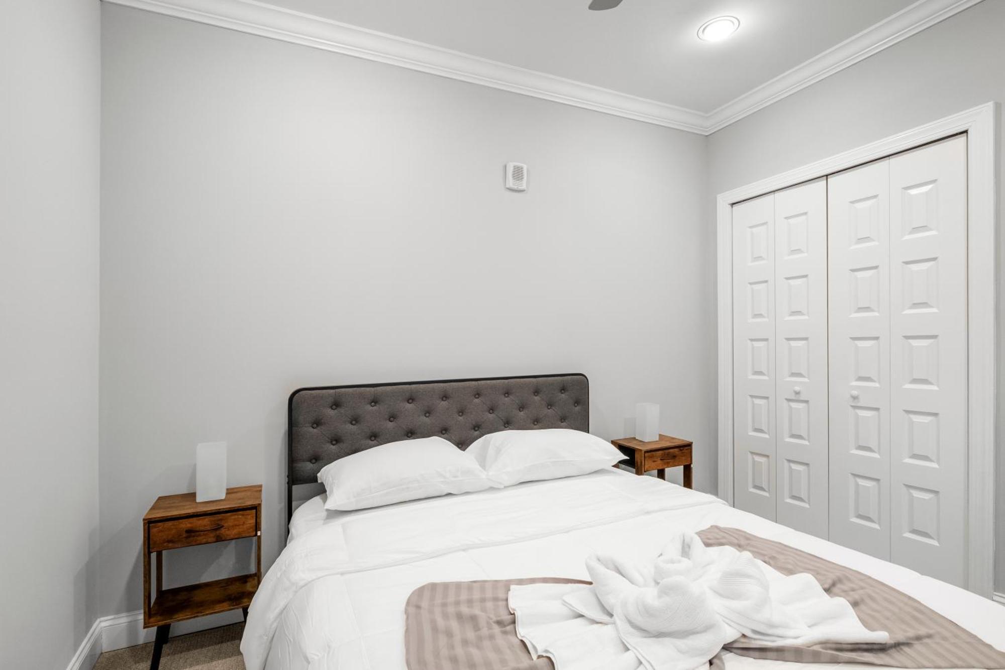 Palatial 1br W Rooftop Pool Apartment