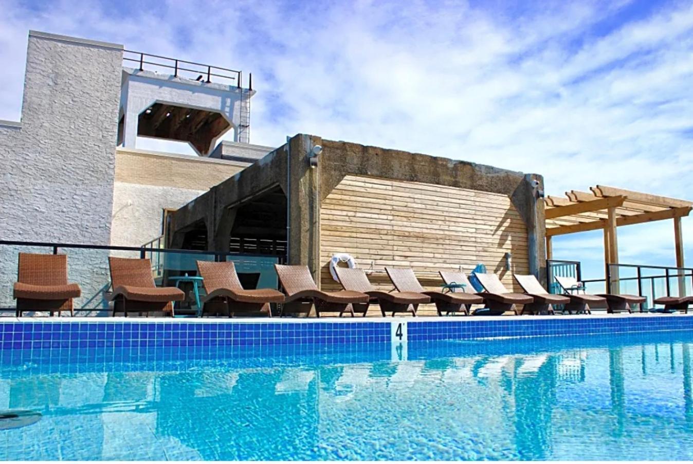 Palatial 1br W Rooftop Pool *